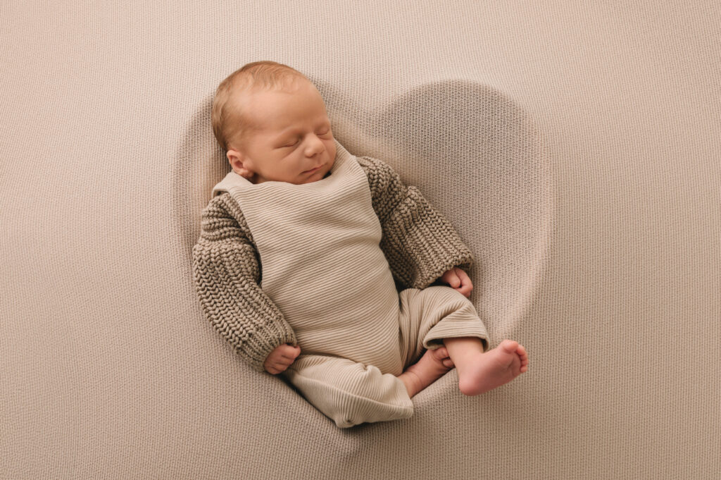pasgeboren newborn baby geposeerd in een hartjesvorm