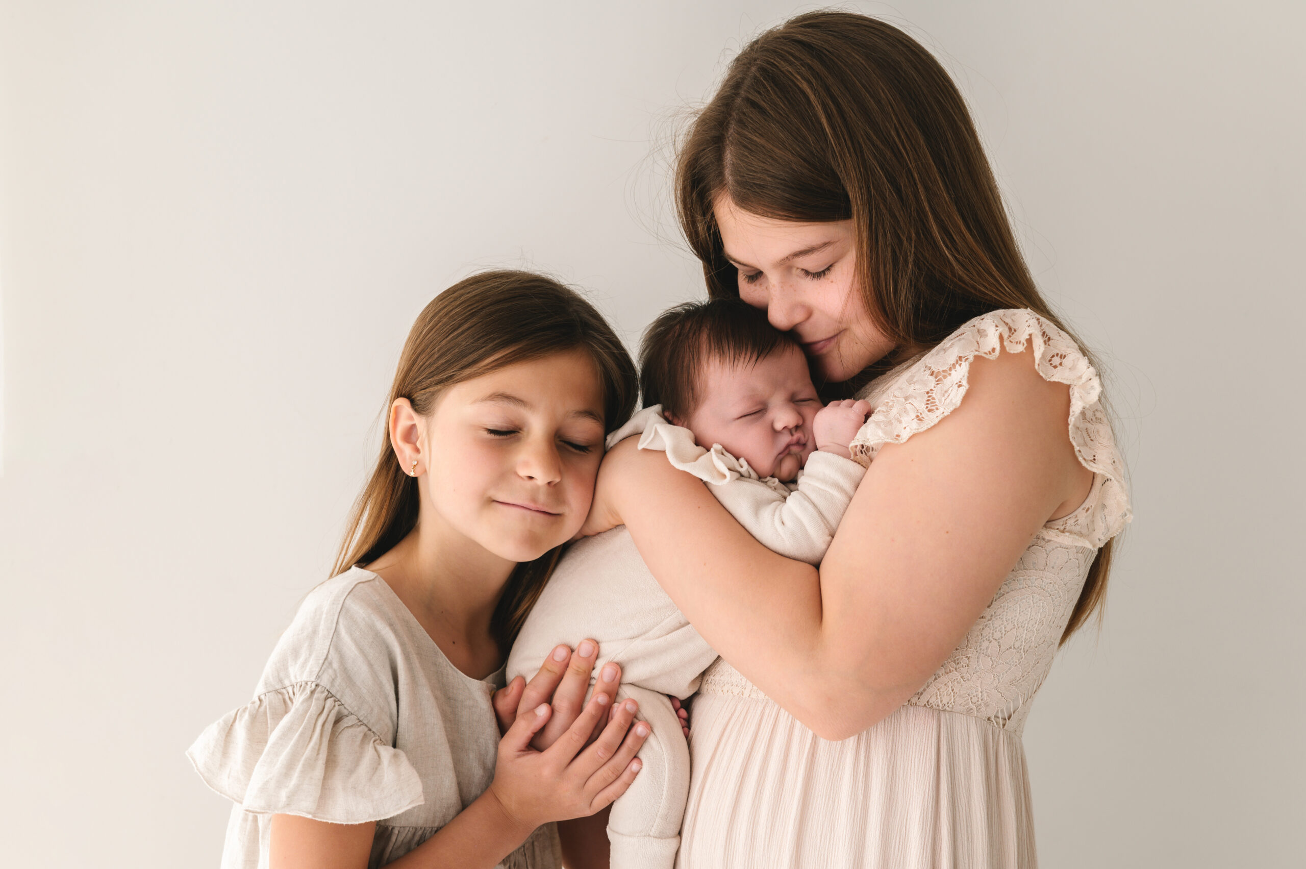 2 zusjes met hun pasgeboren baby gefotografeerd door Digidroom, Oostmalle