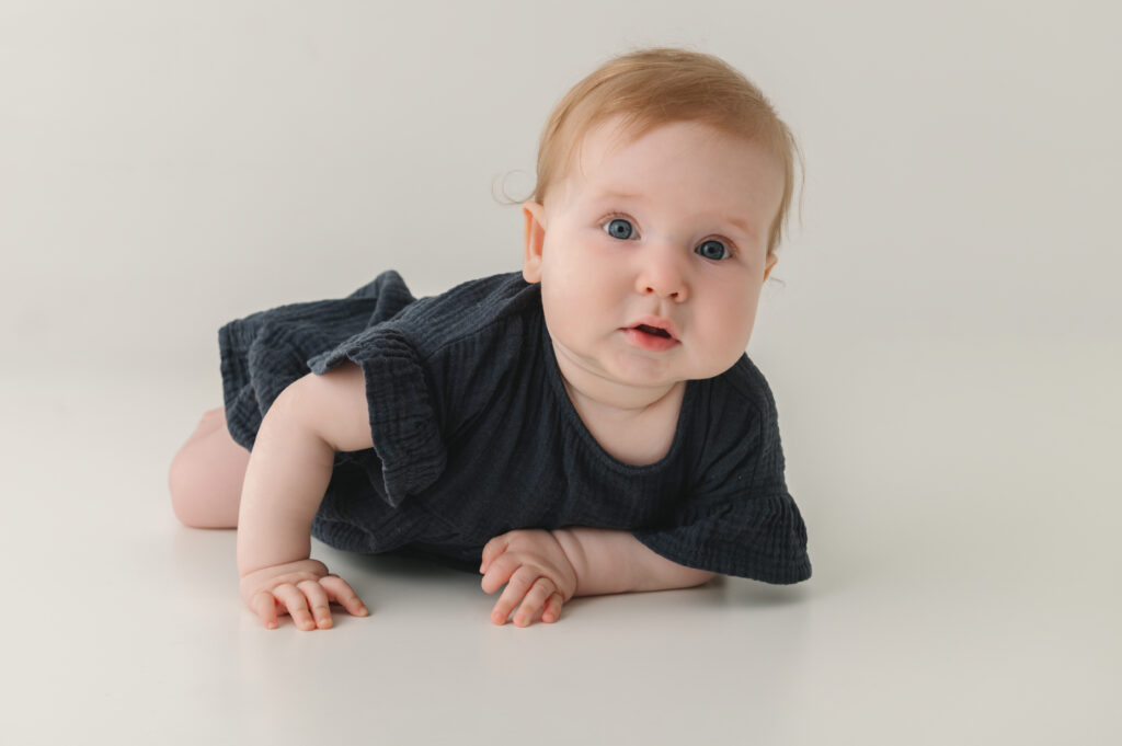 baby die kruipt en nieuwsgierig in de lens kijkt