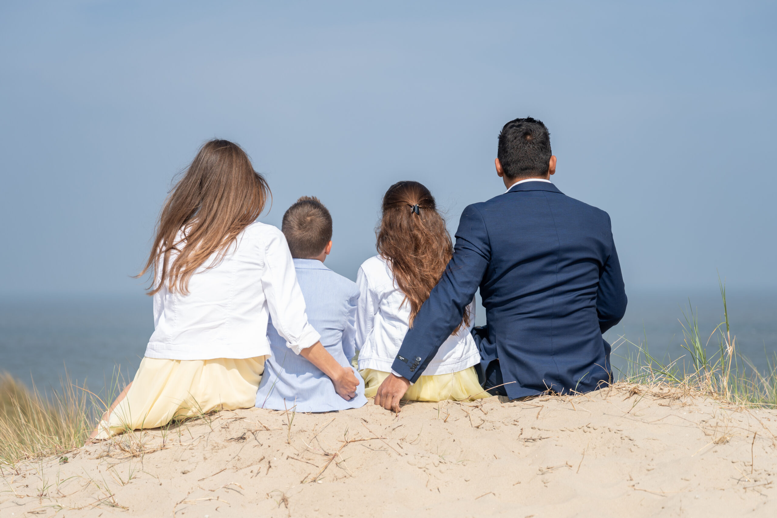 familiefoto aan zee