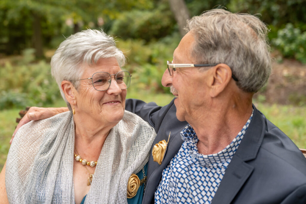 Een koppel viert hun 50-jarig huwelijksjubileum, symboliserend een leven vol liefde, steun en onvergetelijke herinneringen.”