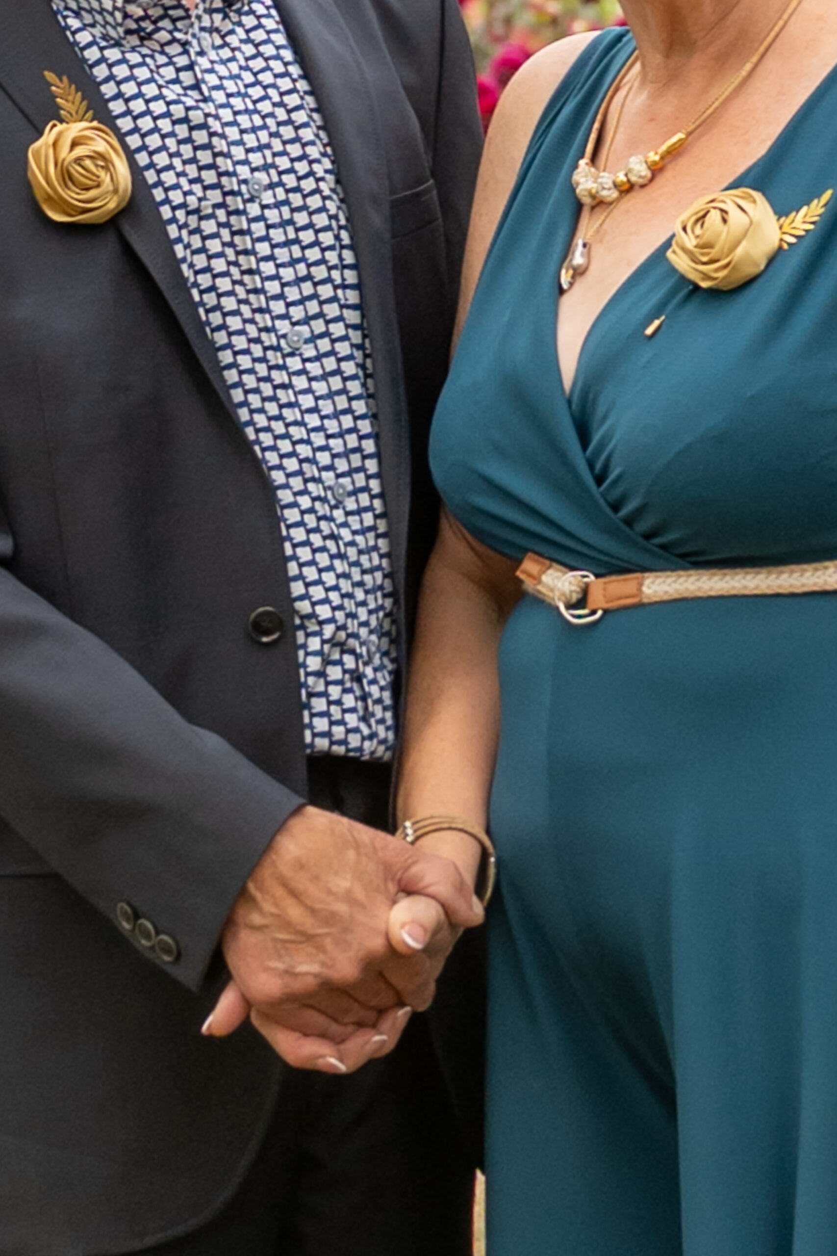 “Twee oudere handen die elkaar vasthouden, symboliserend liefde, verbinding en herinneringen.”