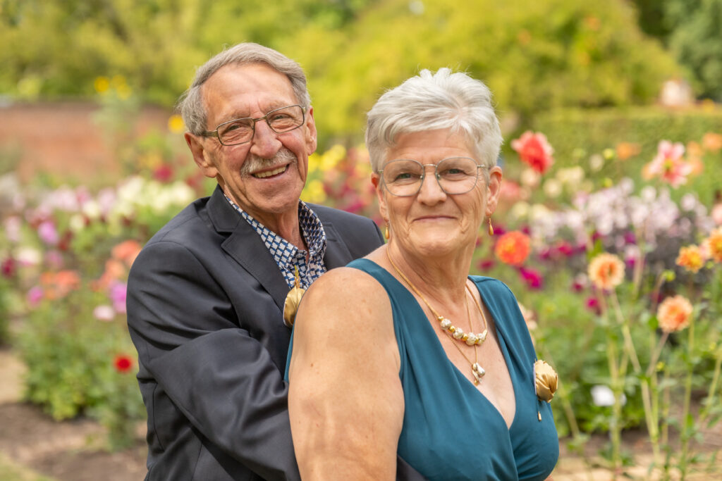 Een koppel viert hun 50-jarig huwelijksjubileum, symboliserend een leven vol liefde, steun en onvergetelijke herinneringen.”