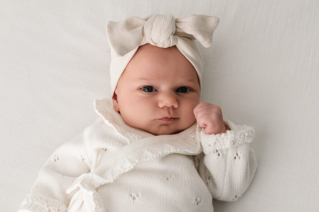 wakker newborn babymeisje in een rustige neutrale setting, gefotografeerd door Digidroom