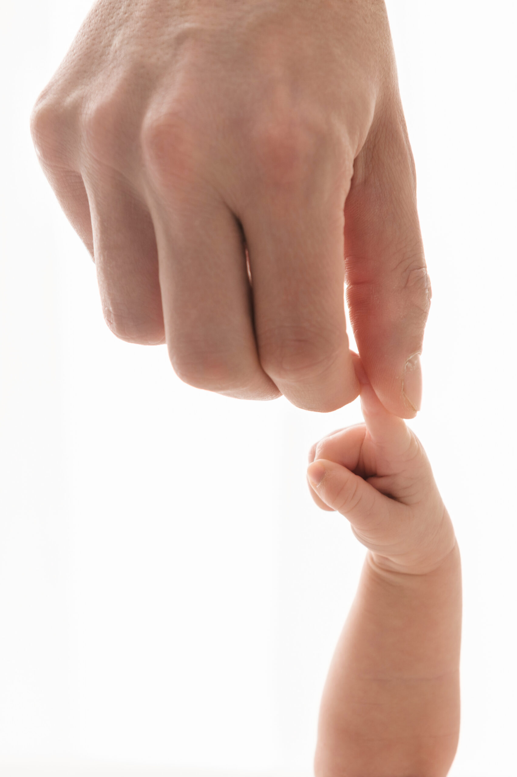 In 2026 bestaat Digidroom 15 jaar. Liefdevolle detailbeeld van een ouderhand die het vingertje van een pasgeboren baby vasthoudt, symbool voor verbondenheid, geborgenheid en nieuw leven tijdens een newborn fotosessie staan centraal